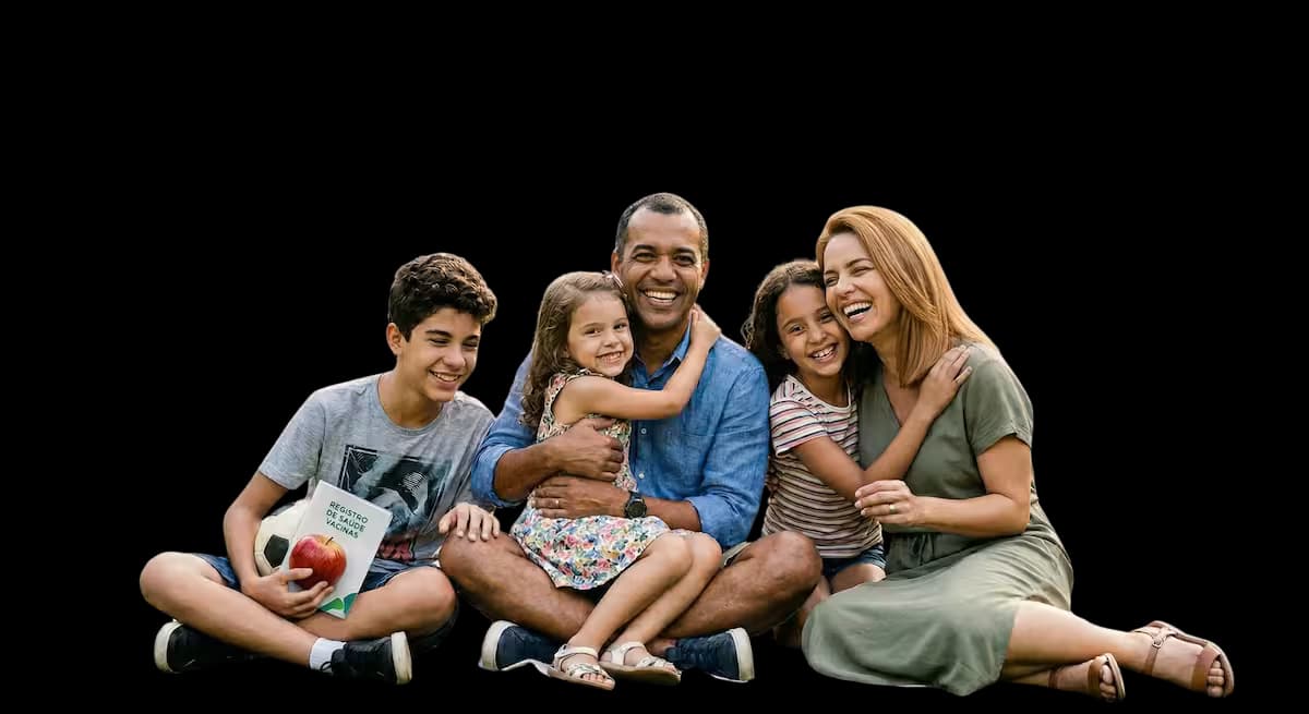 Família sorrindo — pai, mãe e três filhos sentados juntos
